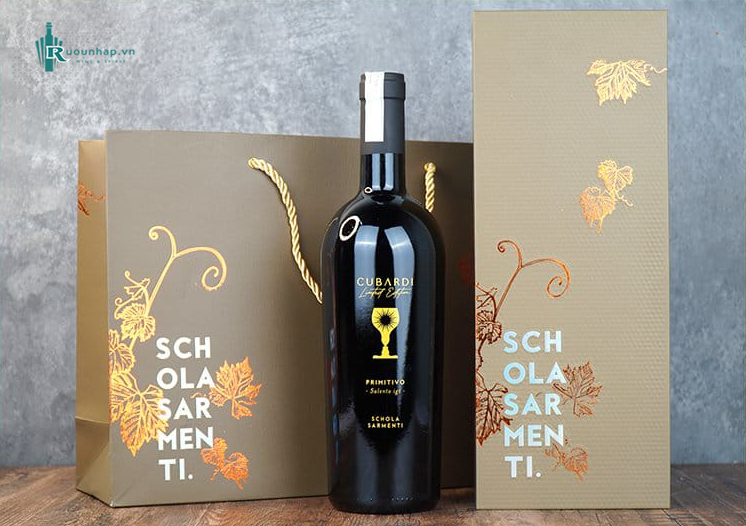 Rượu Vang Chén Thánh Cubardi Limited Edition là sản phẩm cao cấp của nhà Schola Sarmenti, một nhà sản xuất rượu vang nổi tiếng tại vùng Puglia, Ý.
