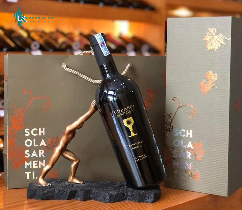Rượu Vang Chén Thánh Cubardi Limited Edition là sản phẩm cao cấp của nhà Schola Sarmenti, một nhà sản xuất rượu vang nổi tiếng tại vùng Puglia, Ý.